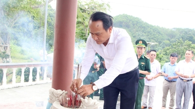 Phó Bí thư Thường trực Thành ủy Đà Nẵng Nguyễn Đình Vĩnh dâng hương tại Khu di tích lịch sử An ninh vũ trang Quảng Nam - Đà Nẵng