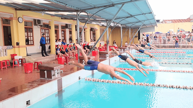 Urmăriți cum tinerele vedete ale înotului concurează.