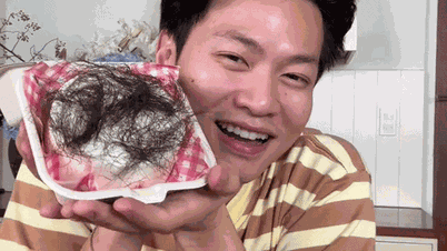 Jovens competem para comer bolos com "cabelo" grudado neles.