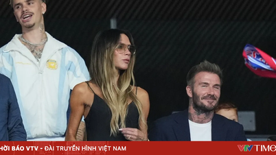 Victoria Beckham znovu předvádí svůj ikonický styl na mistrovství světa ve fotbale 2026™