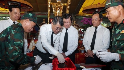 Fotoğraf galerisi: Başbakan Le Minh Hung, Ho Chi Minh şehrinin Hoa Hung semtindeki Le Thi Rieng Parkı'nda şehit askerlerin naaşlarının aranması ve toplanması çalışmalarının başlatılması törenine katıldı.