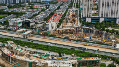 Pemandangan panorama persimpangan pertukaran hampir 2.4 trilion VND yang sedang terbentuk di pintu masuk barat Hanoi.