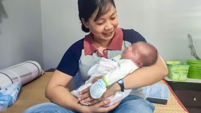Um bebê de quase um mês de idade foi abandonado em frente a uma casa na comuna de Vinh Loc.