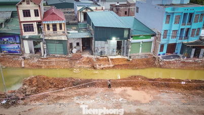 Bẫy hố sâu ngổn ngang ven nhà dân khi thi công mở rộng Quốc lộ 6