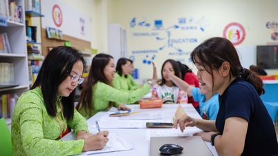 ¿Qué tipo de trabajo realizan los profesores en Ciudad Ho Chi Minh durante el verano para poder optar a ingresos adicionales?