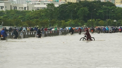 Vietnam bagian utara mengalami badai petir yang berkepanjangan.