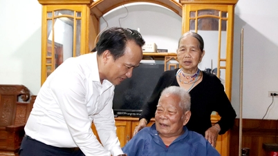 Nguyen Dinh Vinh, stálý zástupce tajemníka městského výboru strany Da Nang, navštívil rodiny, které se v obci Hung Son dostávají přednostního zacházení.