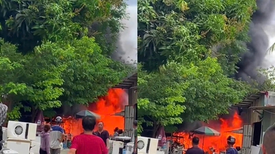 In Nghe An gerät ein Schrottlager neben einem Wohnhaus in Brand.