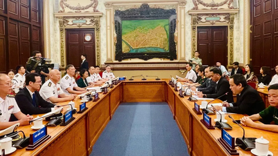 Ho Tši Minhin kaupungin johtajat vastaanottavat Kiinan laivaston merivoimien operaatioosaston komentajan.