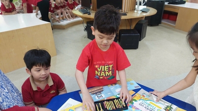Hanoi: Banyak orang tua "tinggal di rumah" untuk memeriksa peta dan mendaftarkan anak-anak mereka ke kelas satu.