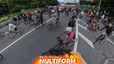 Natcykelfestival i den russiske hovedstad.