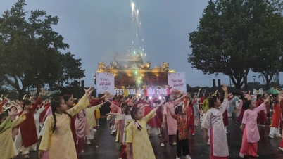 Hue város: Több száz gyermek és diák ad elő flashmobot a hagyományos vietnami ao dai stílusban.