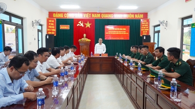 Il vicesegretario del comitato cittadino del partito, Nguyen Dinh Vinh, lavora presso la stazione di guardia di frontiera di Tr'hy.
