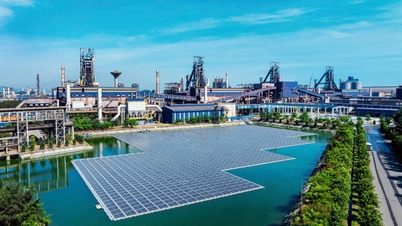 La empresa siderúrgica Hoa Phat Dung Quat Steel instala un sistema de energía solar con una capacidad de más de 2.500 kWp en su lago regulador.