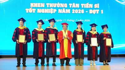 Universitatea Tay Do acordă diplome de doctorat primei sale promoții de absolvenți.