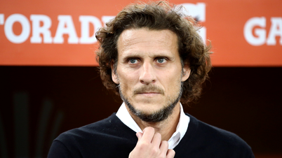 Uruguay kiest legende Diego Forlán als bondscoach na 'ramp' op het WK.