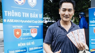Người hâm mộ xếp hàng dưới trời mưa to để mua vé xem trận đội tuyển Việt Nam và Singapore