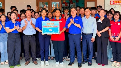 Tiếp sức chiến sĩ Hoa phượng đỏ