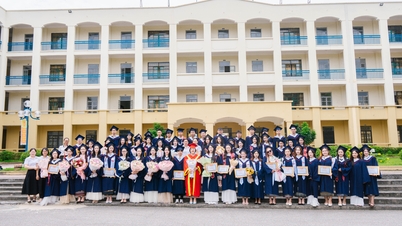 Universitatea de Industrie Quang Ninh a organizat o ceremonie de absolvire pentru studenții de masterat din promoția K7 și studenții de licență din promoția K15 care vor absolvi în 2026.