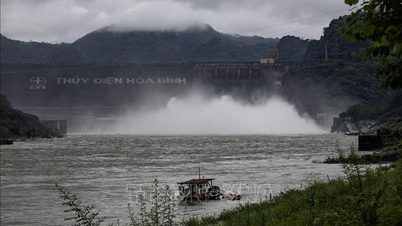 At 4 PM on August 18th, one bottom sluice gate of the Hoa Binh hydroelectric reservoir was opened.