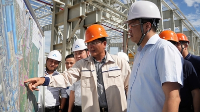 El presidente del Comité Popular Provincial de Quang Ngai, Nguyen Duc Tam, visita y trabaja en la planta siderúrgica de Hoa Phat Dung Quat.