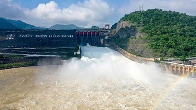 The Hòa Bình hydropower plant closed its floodgates this morning.