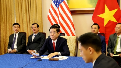 American research team hands over documents on mass grave of Vietnamese soldiers in Quang Tri.