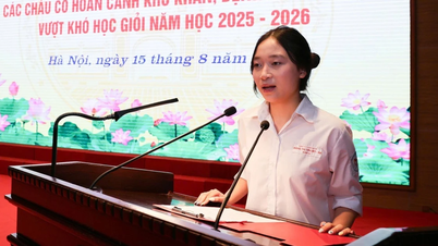 Nữ sinh mồ côi mẹ được Bộ Tư lệnh Thủ đô vinh danh