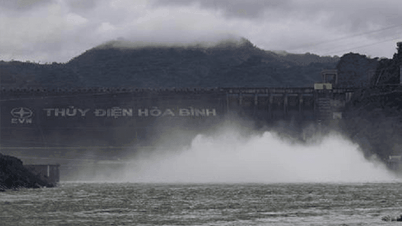 At 4 PM today, one of the bottom sluice gates of the Hoa Binh hydroelectric reservoir will be opened.