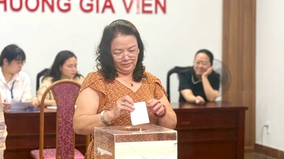 Sebanyak 80 keluarga berpartisipasi dalam undian untuk relokasi di proyek gedung apartemen lama Dong Quoc Binh.