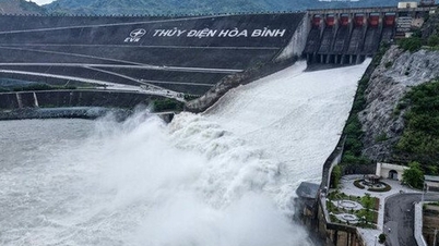 The Hoa Binh hydroelectric dam closed its floodgates to respond to Typhoon No. 4.