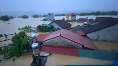 Lang Son: Ky Cung River water rises, flooding residential areas in That Khe up to the rooftops.