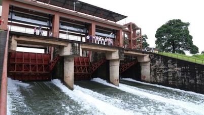 Thai Nguyen: Operating the spillway of Nui Coc Reservoir to release water.