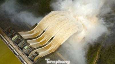 The largest hydroelectric power plant in North Central Vietnam releases floodwaters ahead of the impact of Typhoon No. 4.