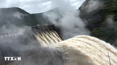 Nghe An: The largest hydropower plant in the North Central region begins releasing floodwaters.