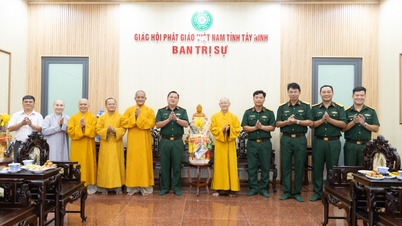 The Provincial Military Command visited and congratulated the Executive Board of the Vietnam Buddhist Association of the province on the occasion of the Vu Lan Festival.