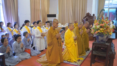 Vu Lan Festival at Minh Dao Pagoda: Crimson roses fall on the chests of filial piety devotees.