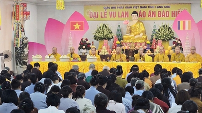 Vu Lan Festival by the Ky Cung River