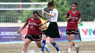 O Sr. Duc assume o comando da equipe feminina de futebol da comuna de Dak Doa para participar do Campeonato Nacional.