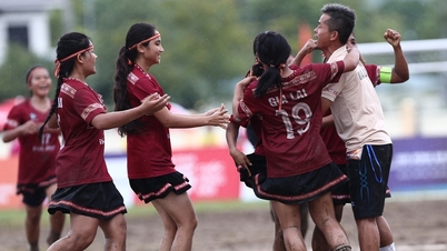 O presidente Duc está solicitando assumir o comando da equipe feminina de futebol composta por jogadoras de minorias étnicas.