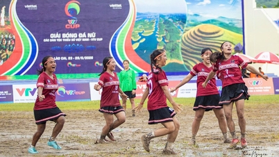 O Hoang Anh Gia Lai FC constrói um campo de futebol na comuna de Dak Doa, "entrando no mercado" do futebol feminino.