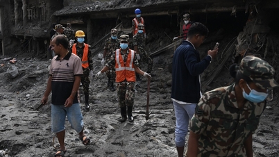 Floods swept away safes containing money and gold from at least 20 banks in Nepal.