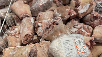 Le porc importé coûte 43 000 VND/kg ; une jeune fille est victime d’une escroquerie lors de l’achat de chaussures de marque.