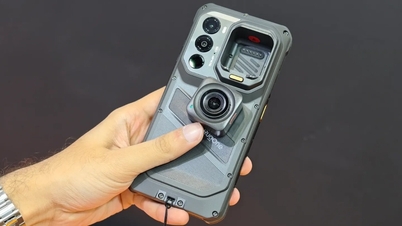 Gros plan sur le RugOne Xsnap 7 Pro : un smartphone avec caméra d’action détachable.