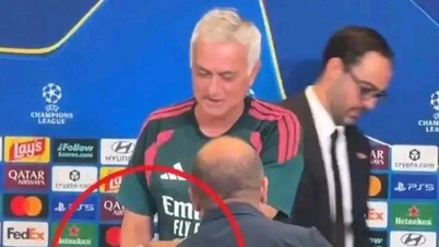 Trainer Mourinho ontvangt een bijzonder cadeau, wat de pijn bij Barcelona weer aanwakkert.