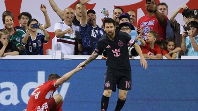 Pertandingan Messi vs. Lewandowski mencetak rekor penonton, Ronaldo hampir mencapai tonggak 1.000 gol.