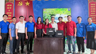 Le centre informatique d'Agribank a fait don d'ordinateurs à des groupes communautaires de technologies numériques à Bac Ha.