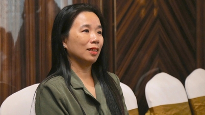 Wanita itu menangis bahagia ketika memenangkan lotre untuk membeli unit perumahan sosial.