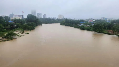 Thai Nguyen releases water from Nui Coc reservoir to cope with heavy rain and flooding.