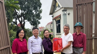 Hanoi Front biedt proactief steun aan mensen bij het reageren op de hevige regenval.